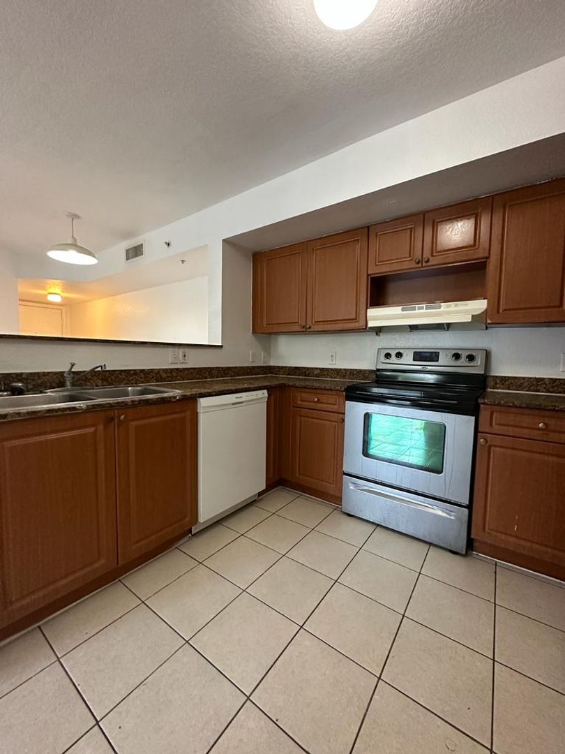 North Miami Apartment: 13780