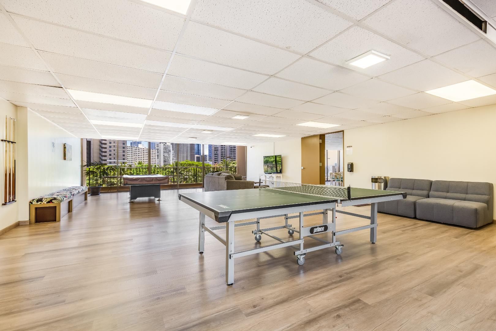 Honolulu Condo: 411 Hobron Ln. #1507