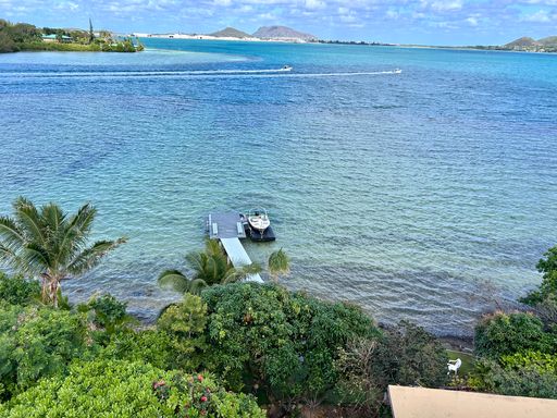 Hawaii living at its best. Beautiful Kaneohe Bay front. – photo 1
