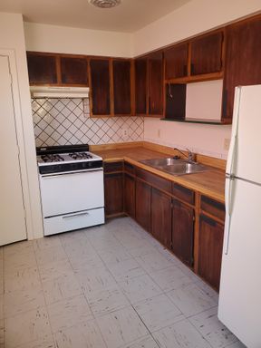 Cute & Quiet 2 Bedroom Available