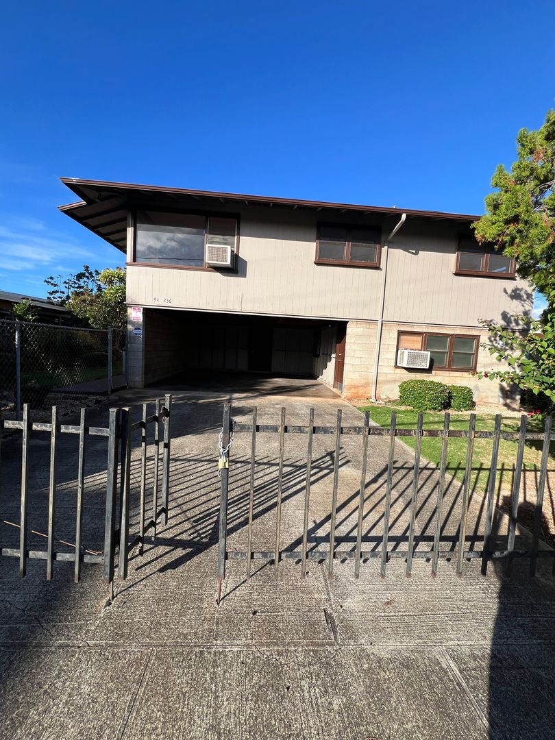 Waipahu House: 94-236 Hanawai Circle