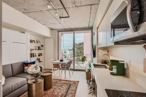 A modern escape in the heart of urban Mission Hills – photo 1