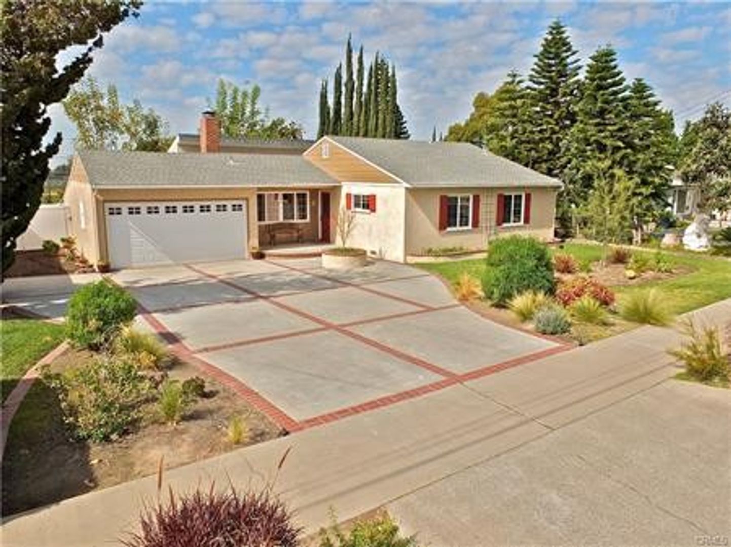 Orange House: 680 N Cambridge St