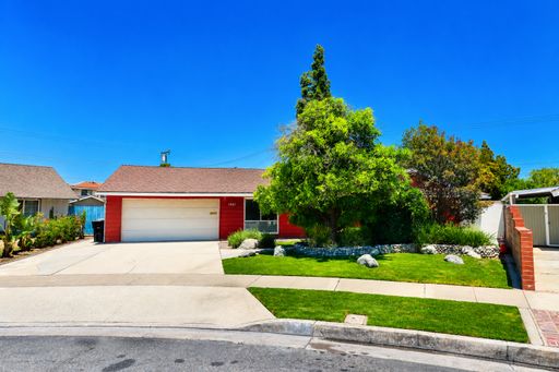 Large 6 Bedroom - Huge Yard - Students Welcome – photo 1