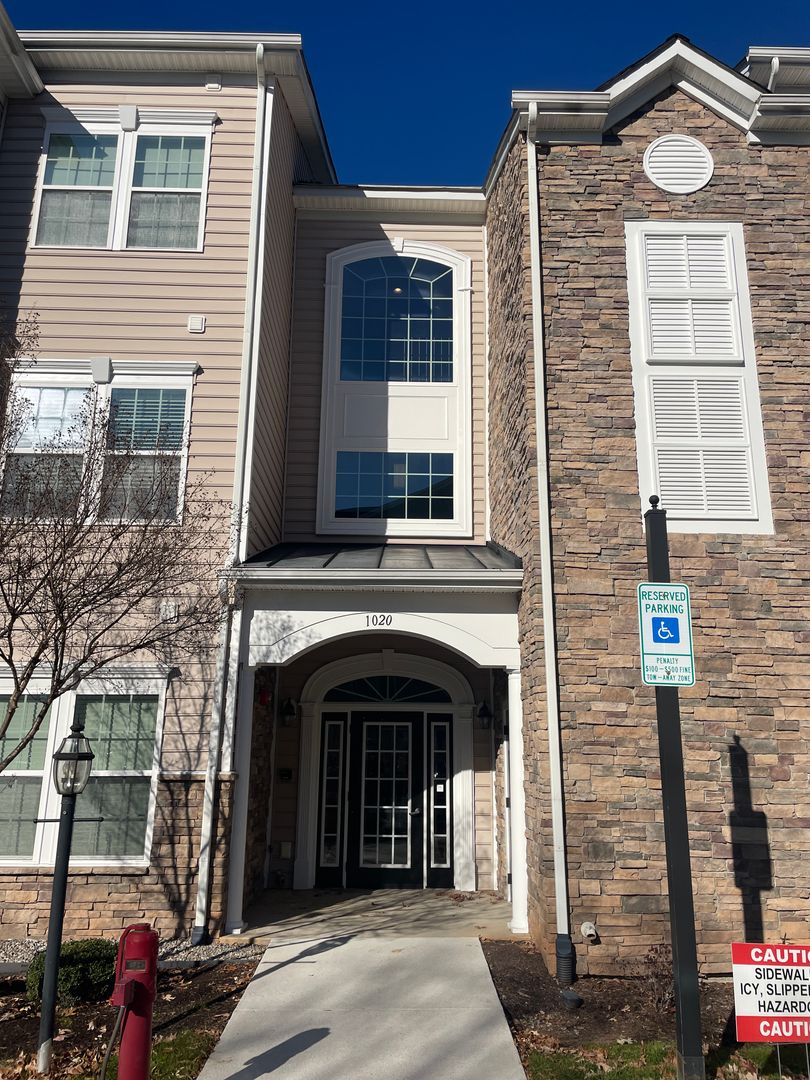 Midlothian House: 1020 Westwood Village Way   Unit 403