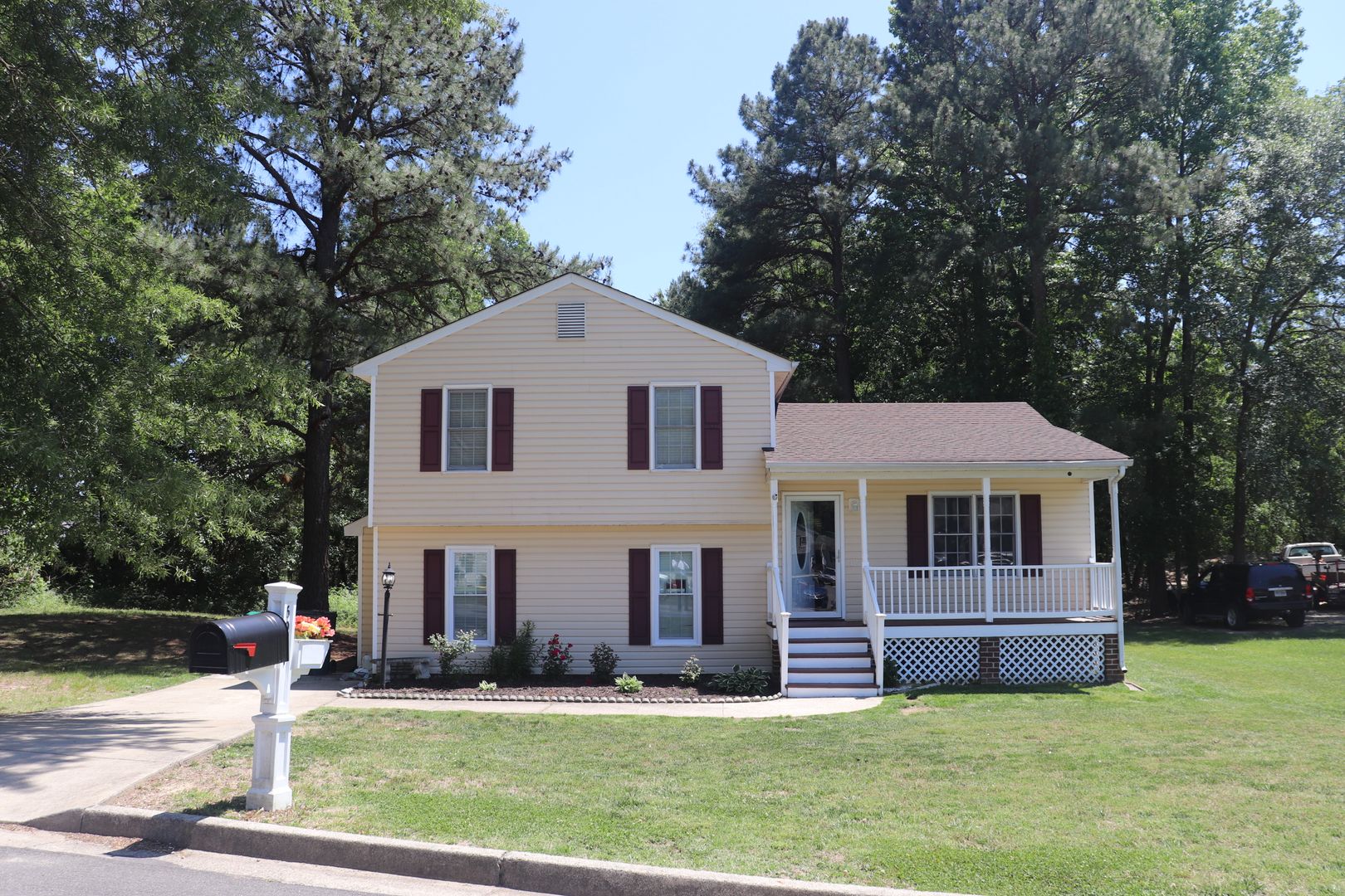 Richmond House: 6001 Yates Ln