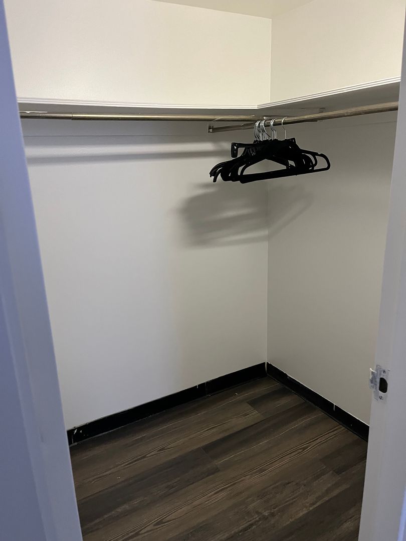 Ravenna Apartment: 529 E Main St
