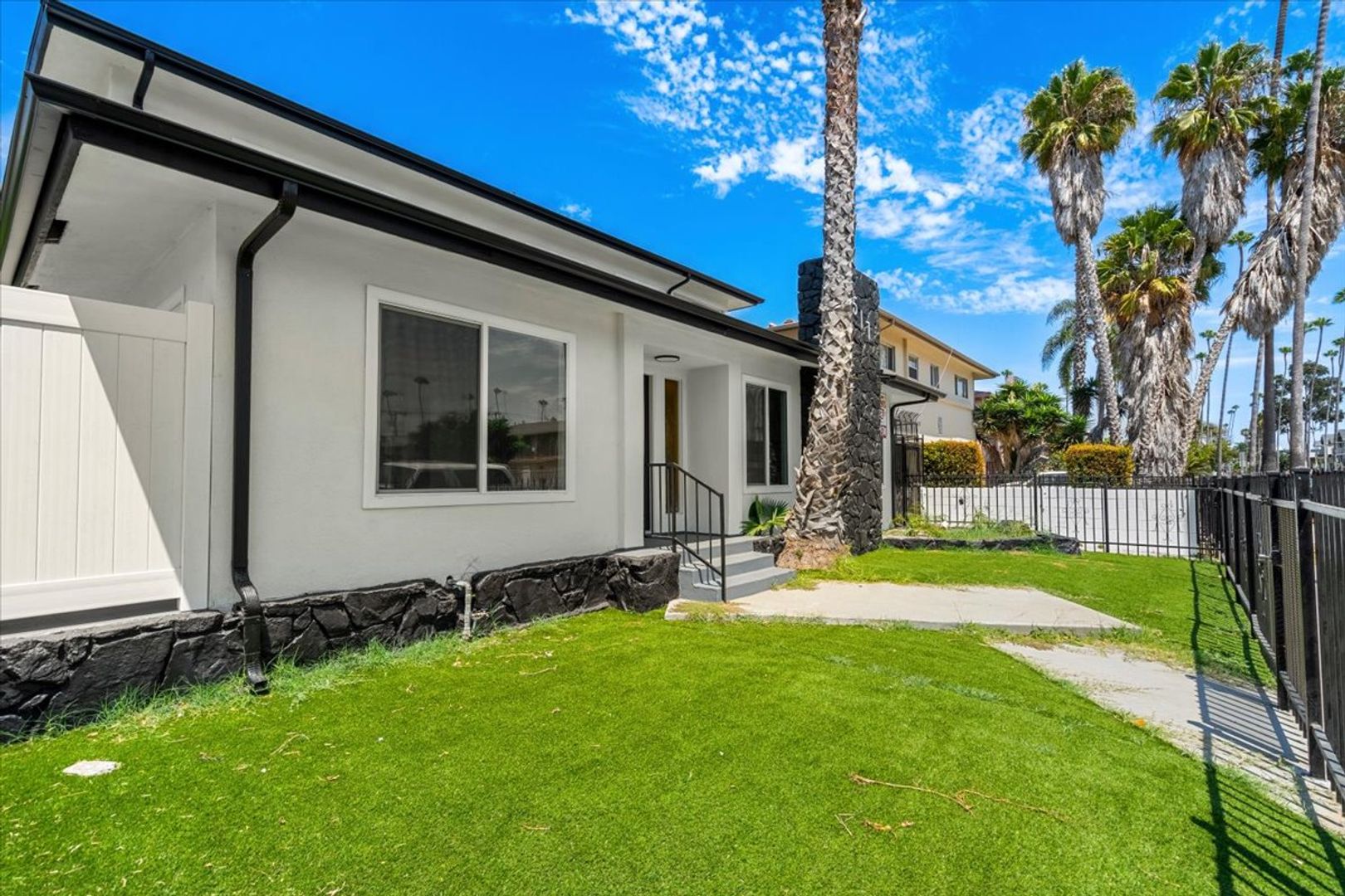 A Refined 1BR/1BA Residence in the Heart of Inglewood 2 of 12