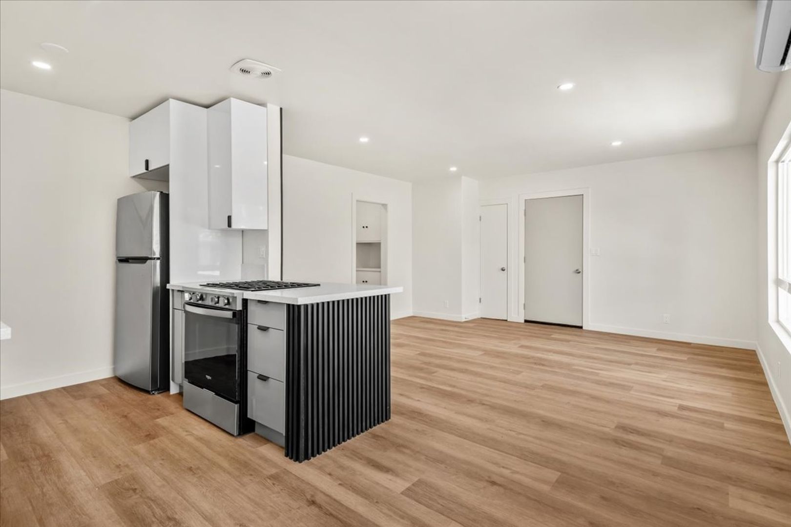 A Refined 1BR/1BA Residence in the Heart of Inglewood 7 of 12