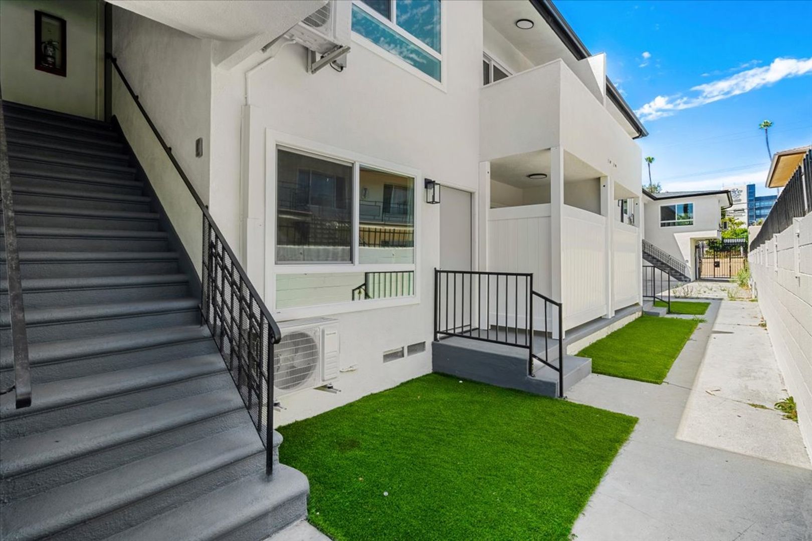 A Refined 1BR/1BA Residence in the Heart of Inglewood 4 of 12