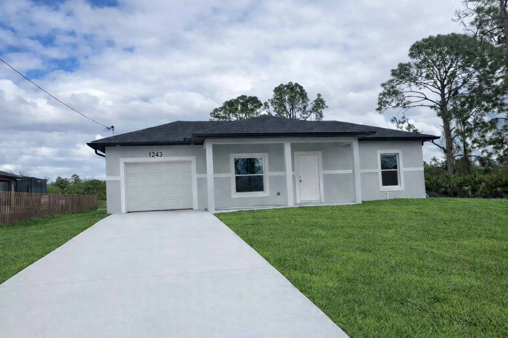 Lehigh Acres House: 1243 Antonio Street E