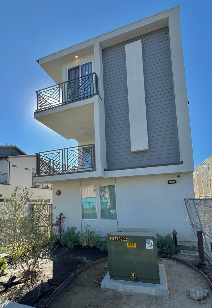 LYNWOOD Apartment: 3190 CARLIN AVE