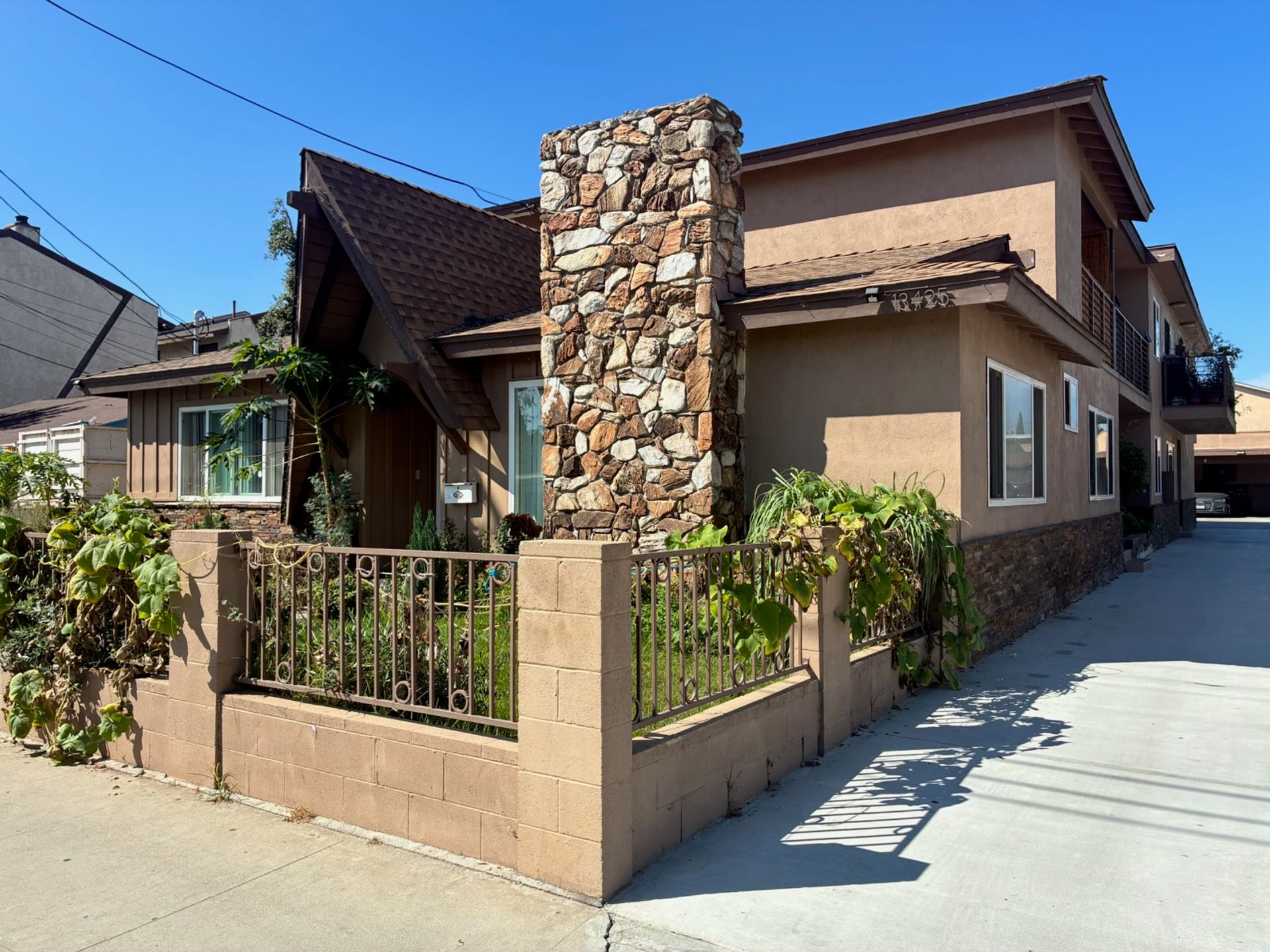 HAWTHORNE Apartment: 13425 KORNBLUM AVE
