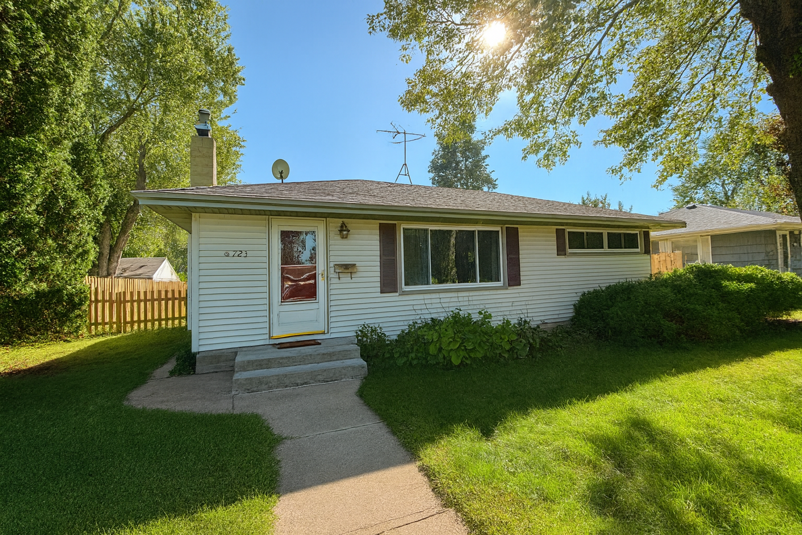 Crystal House: 6723 50th Ave N