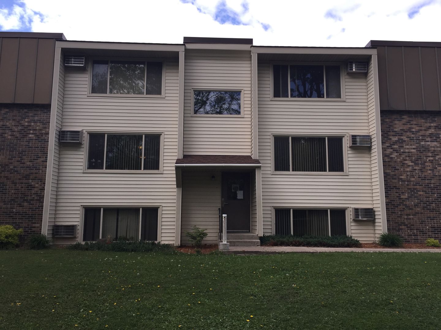 St. Cloud Apartment: 1212 2nd St. N.E. #1