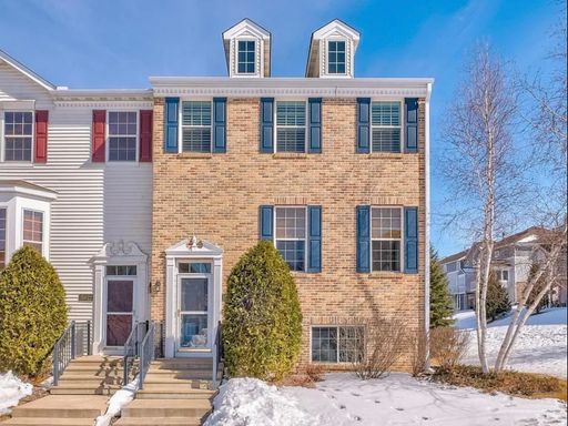 Wonderful 4bed 3.5bath Townhome in Eden Prairie! – photo 1