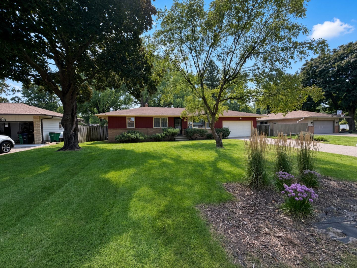 Roseville House: 846 County Road B2 W