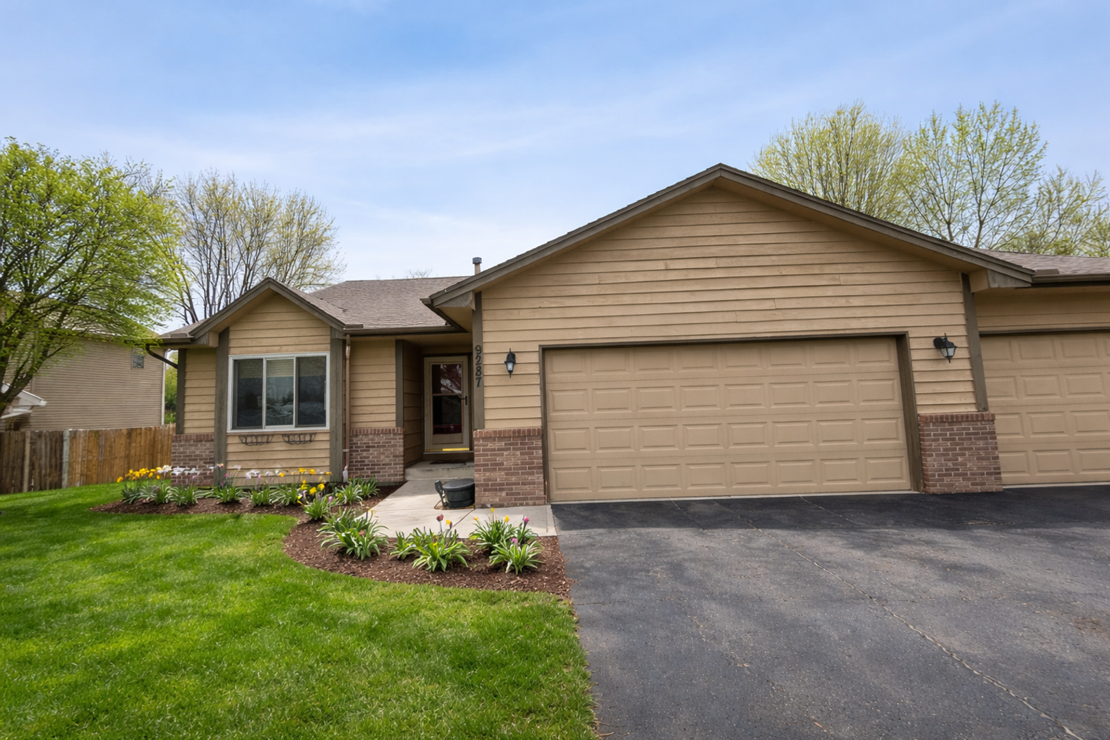 Cottage Grove House: 9287 Jareau Ave S