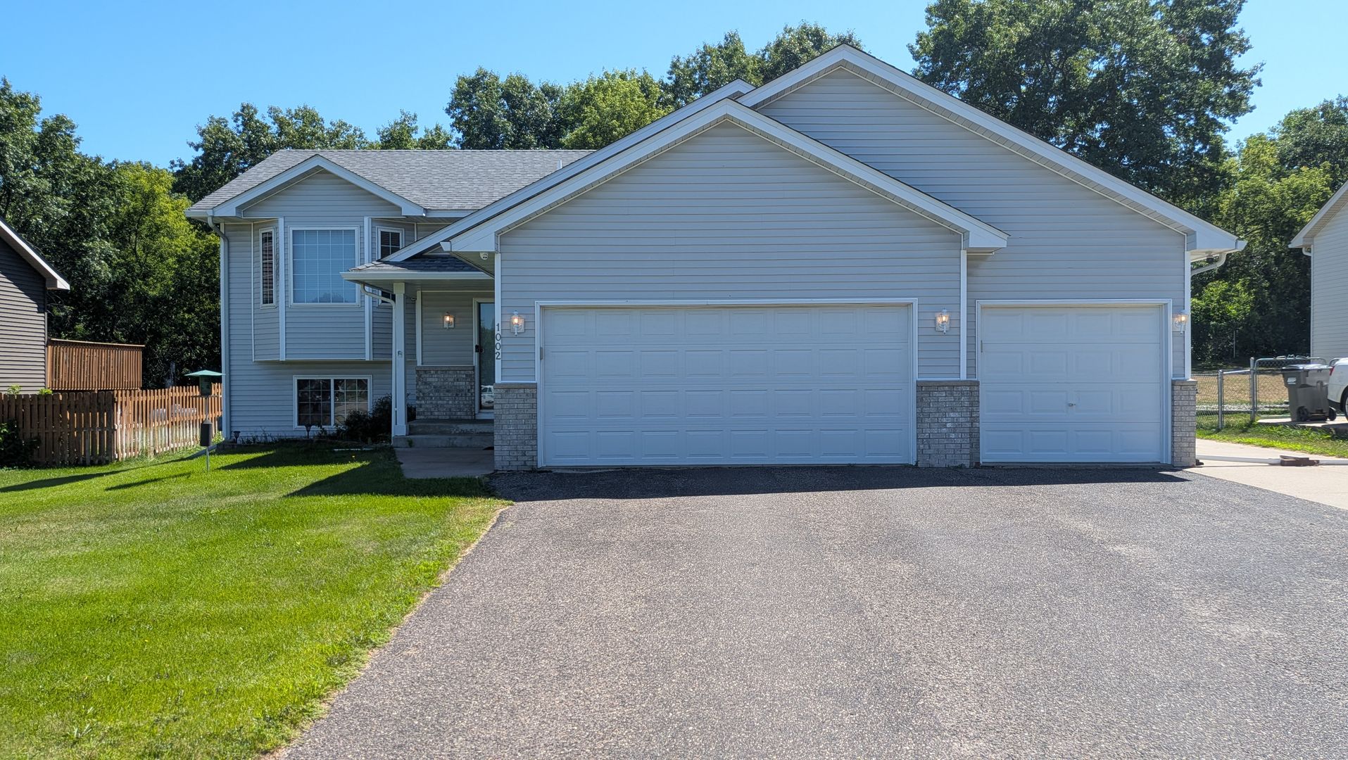 Isanti House: 1002 3rd Ave SW