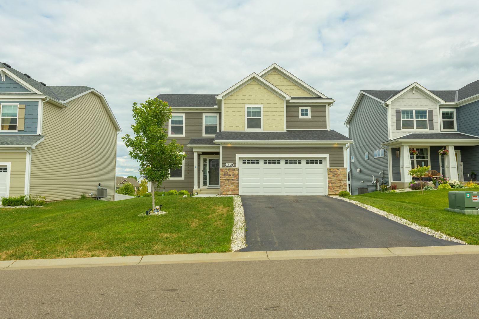 Lakeville House: 1805x Hartlin Avenue