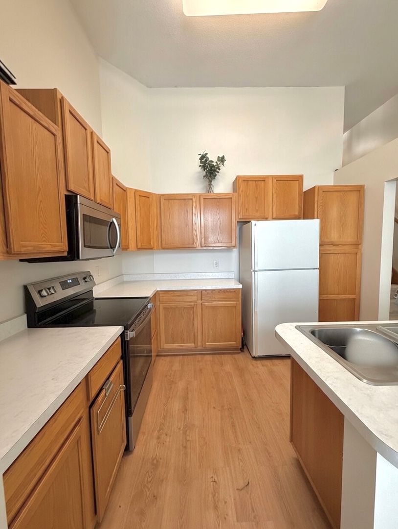 Apple Valley House: 15623 Finch Ave