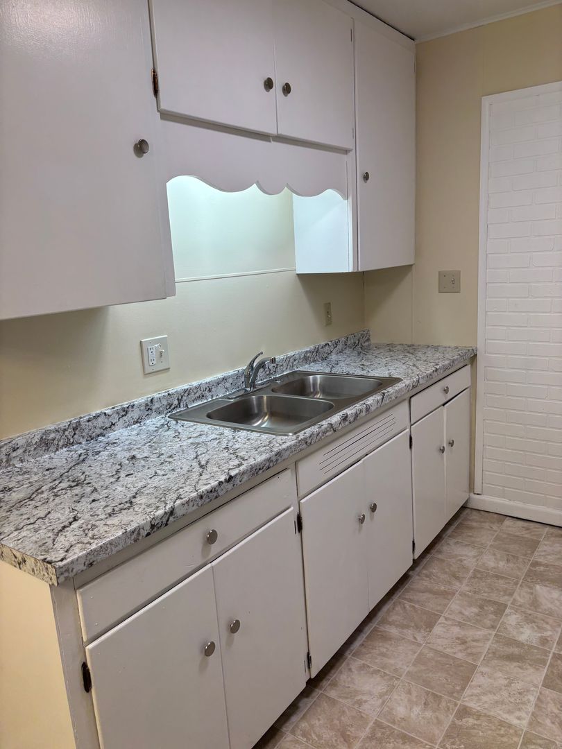 Fairbanks Apartment: 28 Farewell Ave