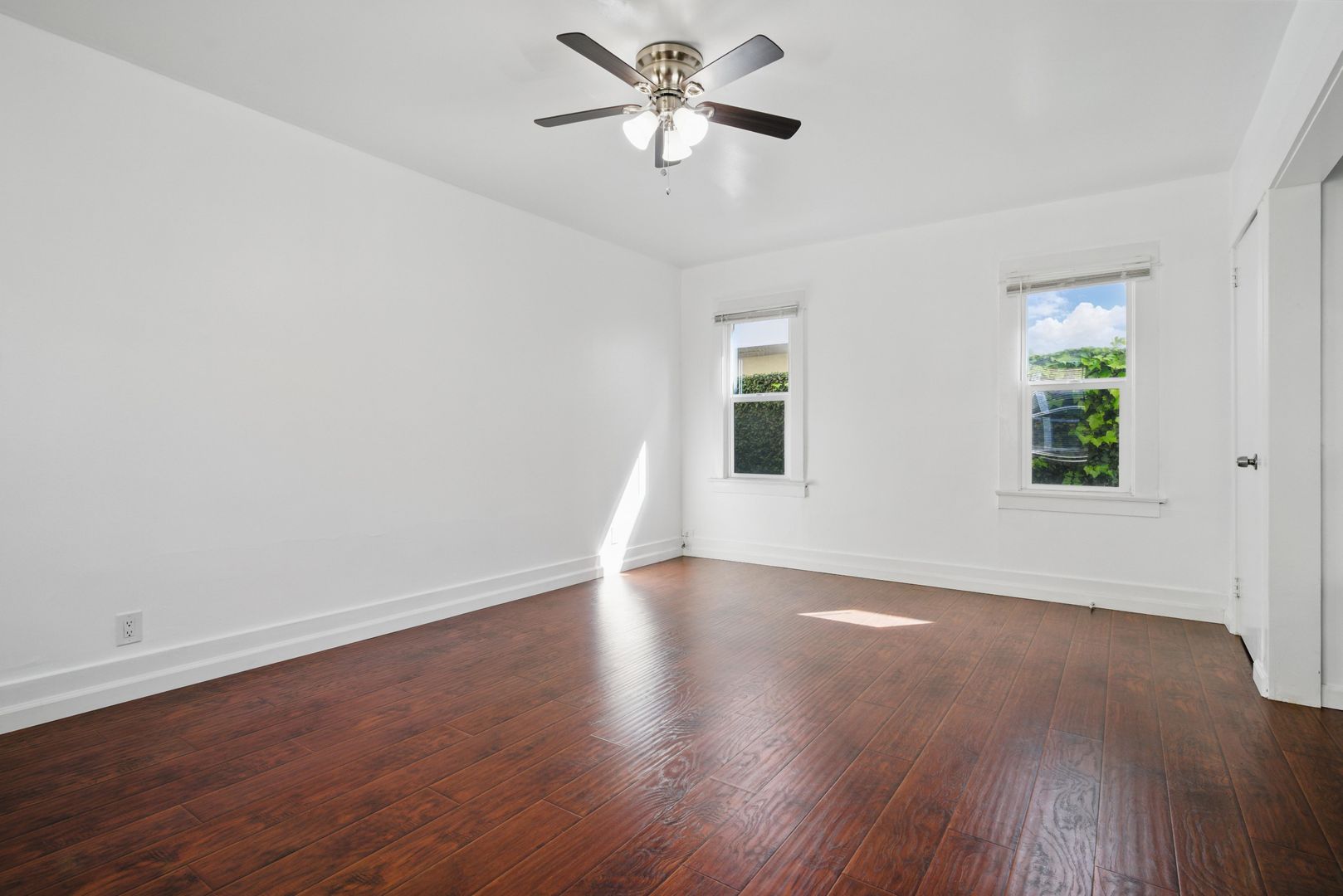 Long Beach Apartment: 3312 E 2nd Street
