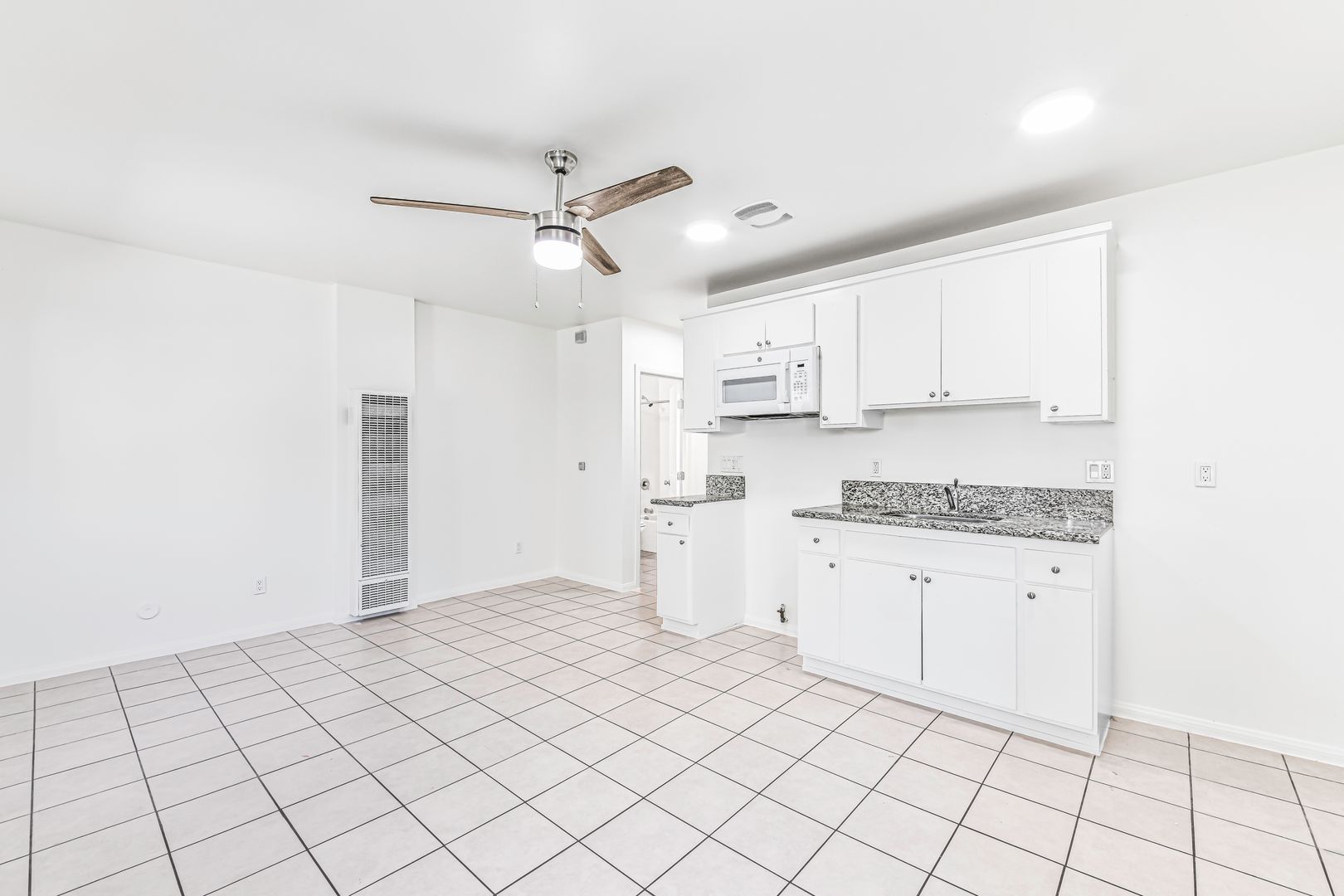 Long Beach Apartment: 319 Hermosa Ave