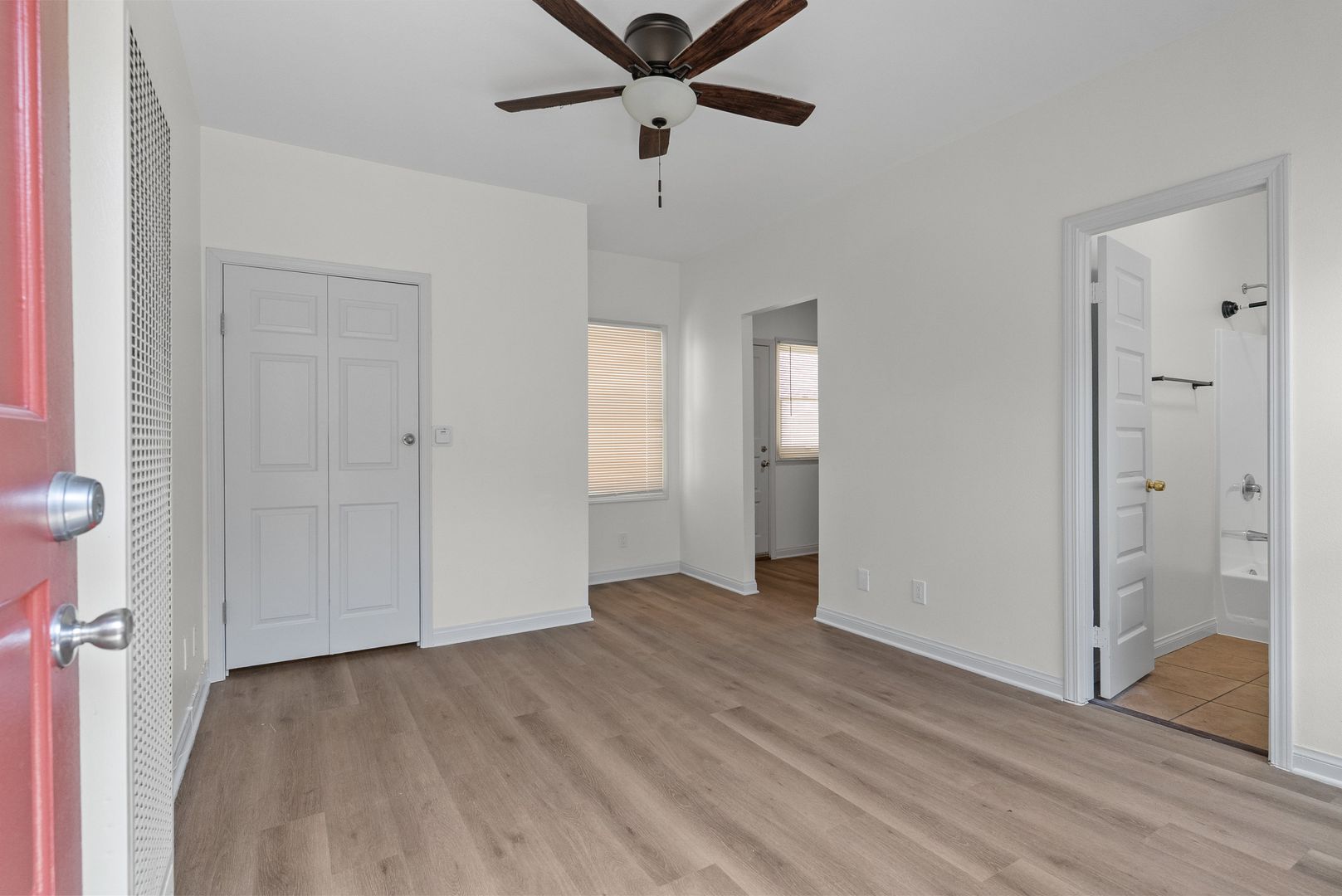 Long Beach Apartment: 526 Magnolia Avenue
