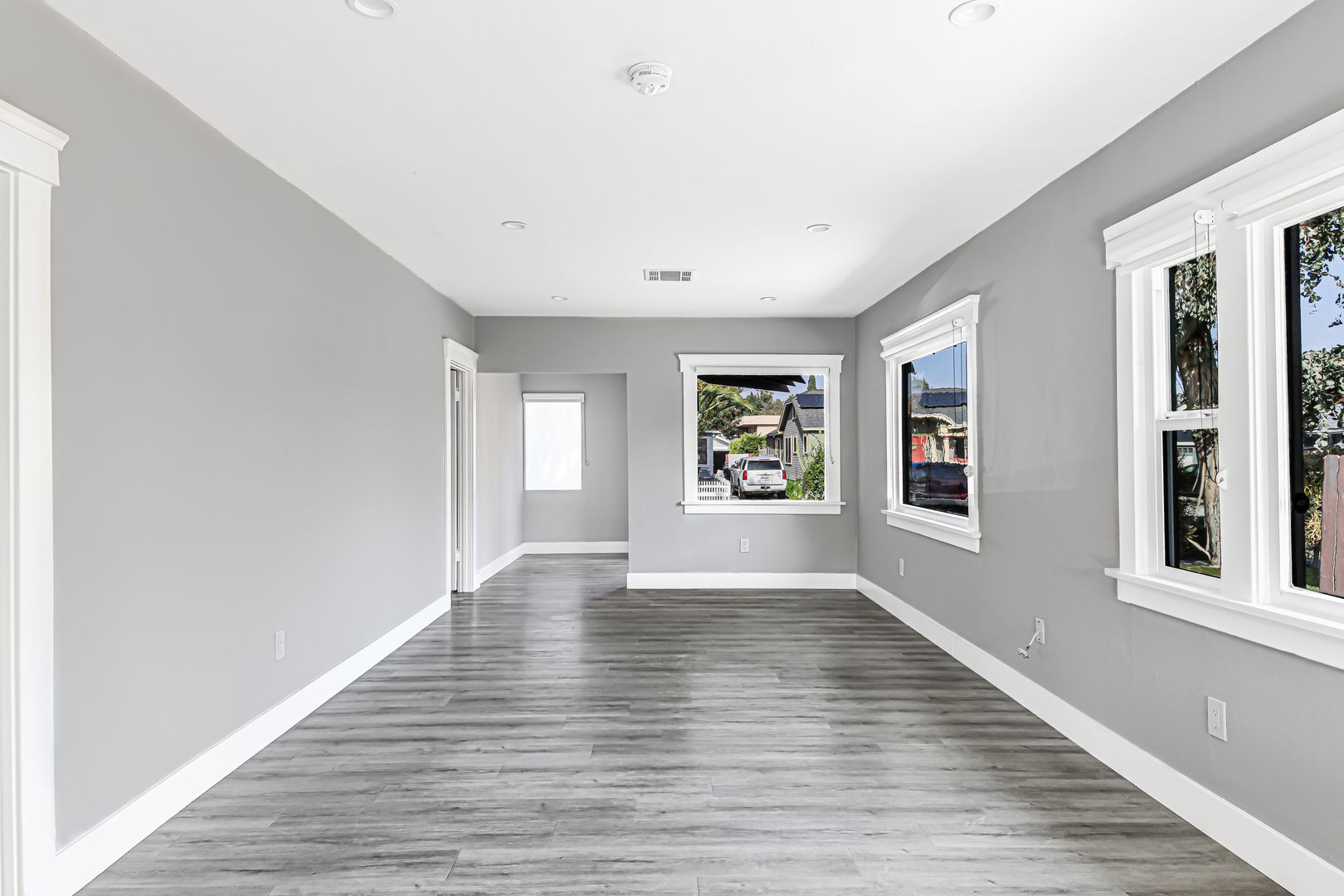 Long Beach Apartment: 2914 E 5th Street