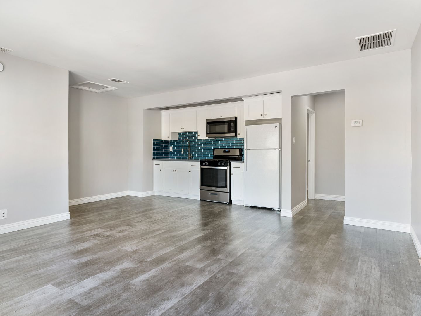 Inglewood Apartment: 150 W Hillcrest Blvd