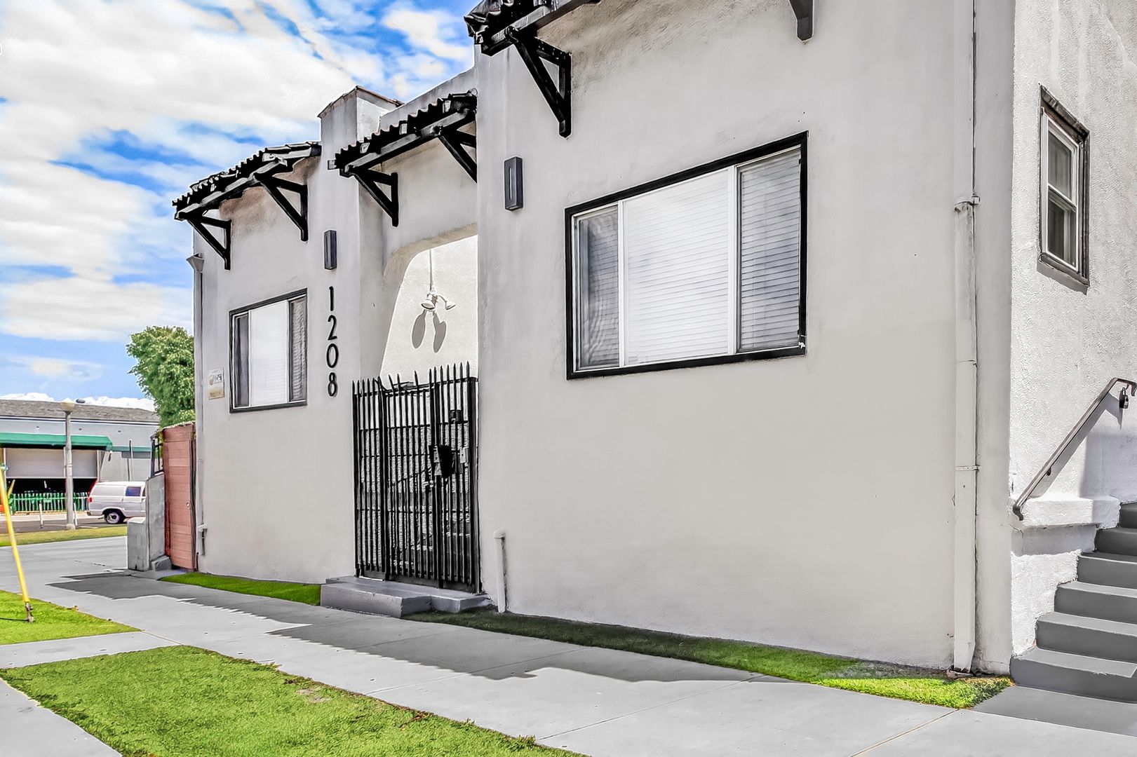Long Beach Apartment: 1208 Daisy Avenue