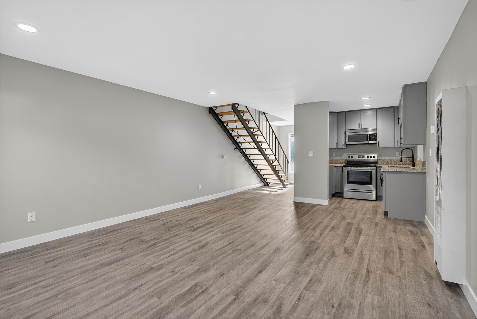 Garden Grove Apartment: 13392 Magnolia Street