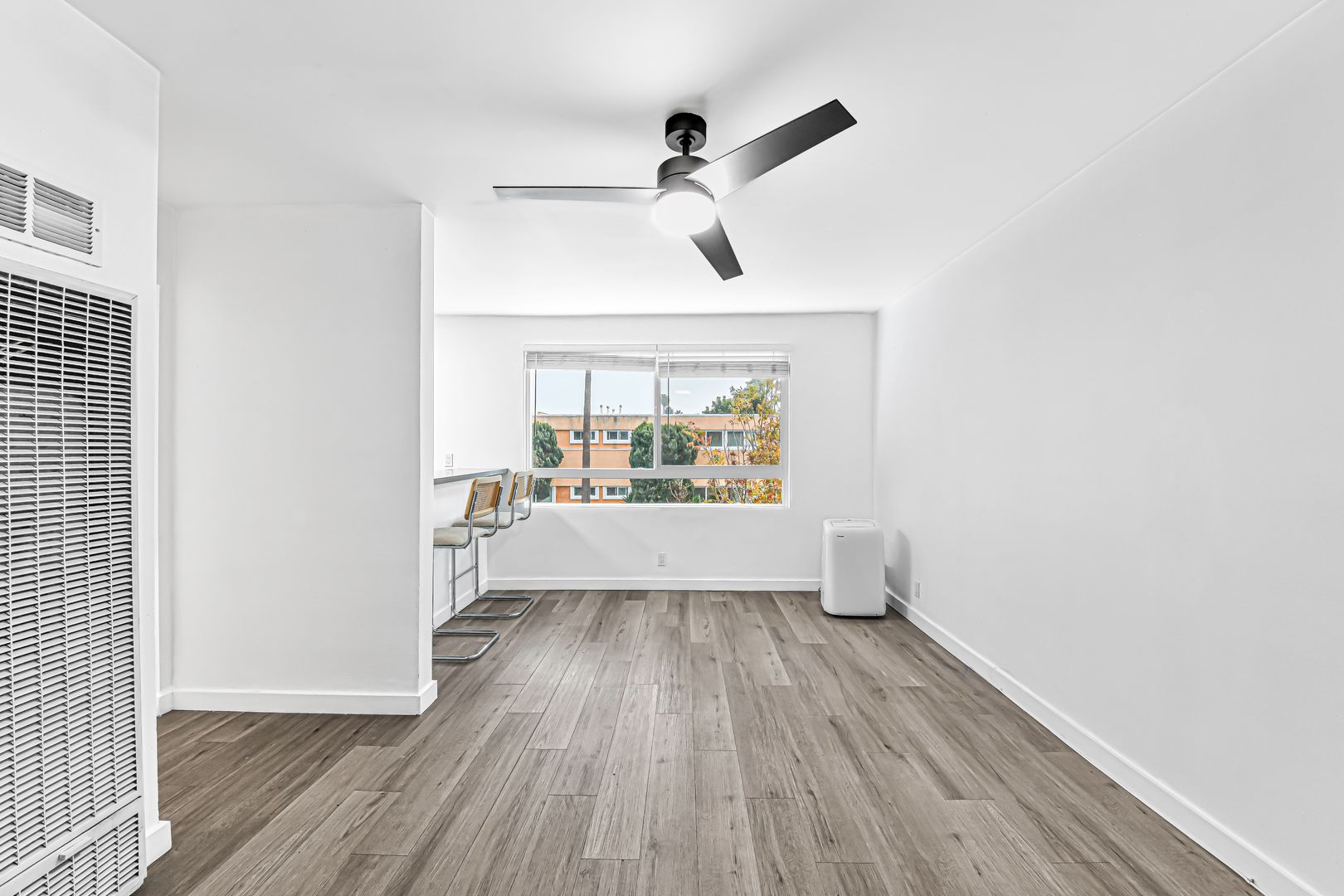 Los Angeles Apartment: 5005 August St