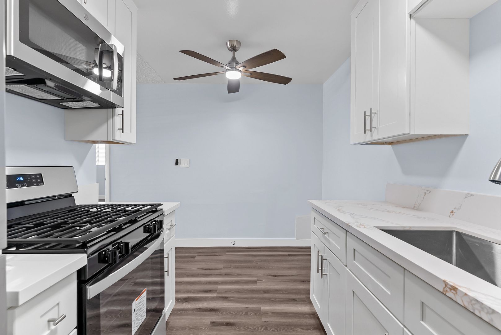 Los Angeles Apartment: 1804 W 78th St