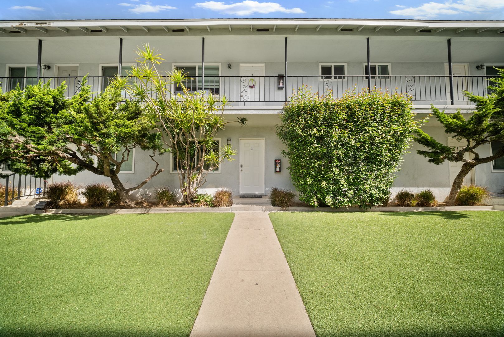 Long Beach Apartment: 1577 Pine Avenue