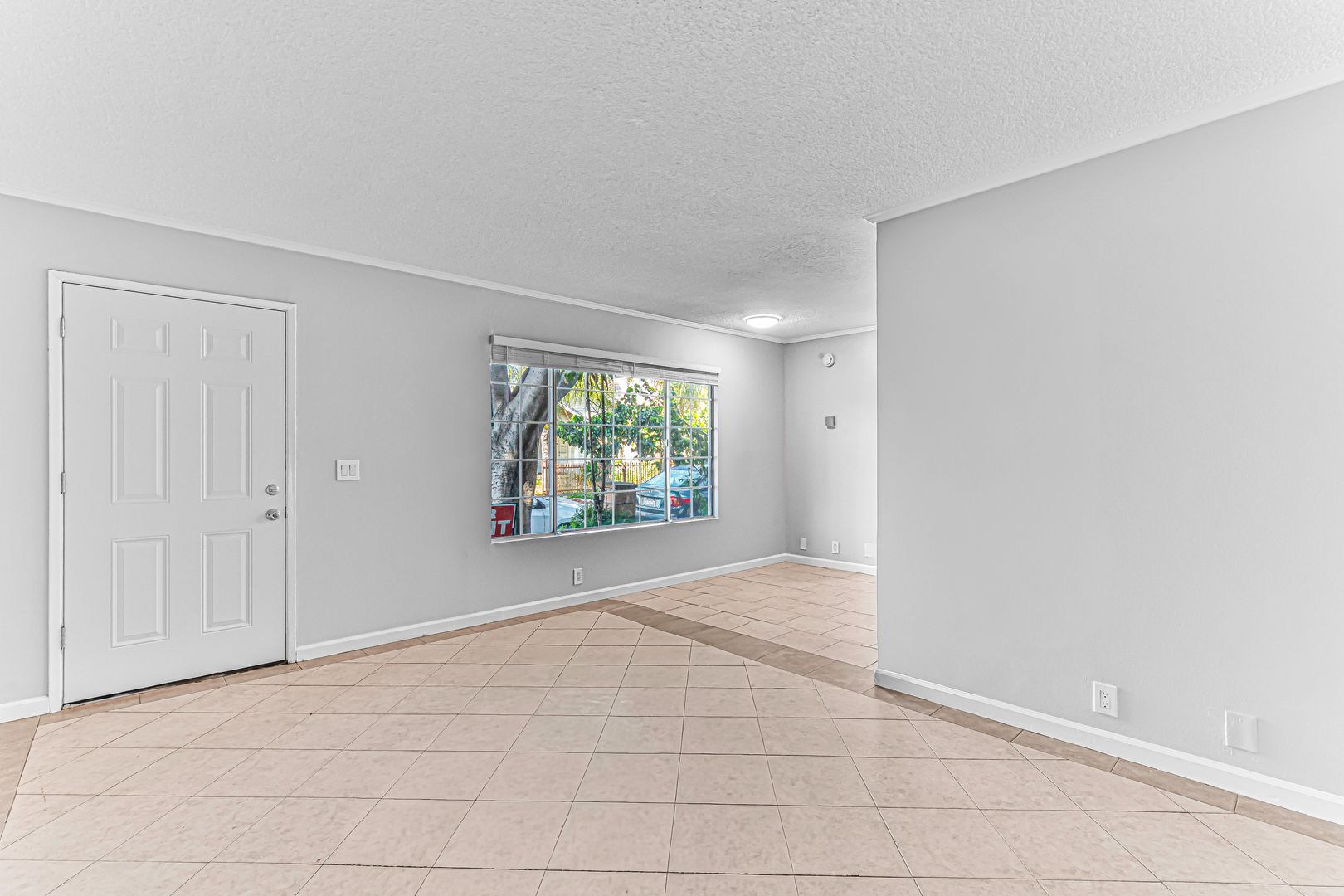 Long Beach Apartment: 1826 Cerritos Ave