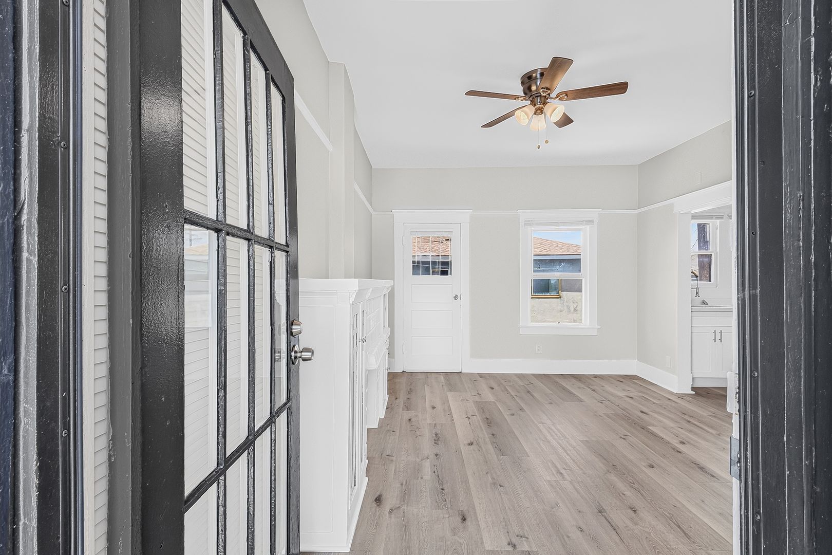 Long Beach Apartment: 1049 E 5th Street
