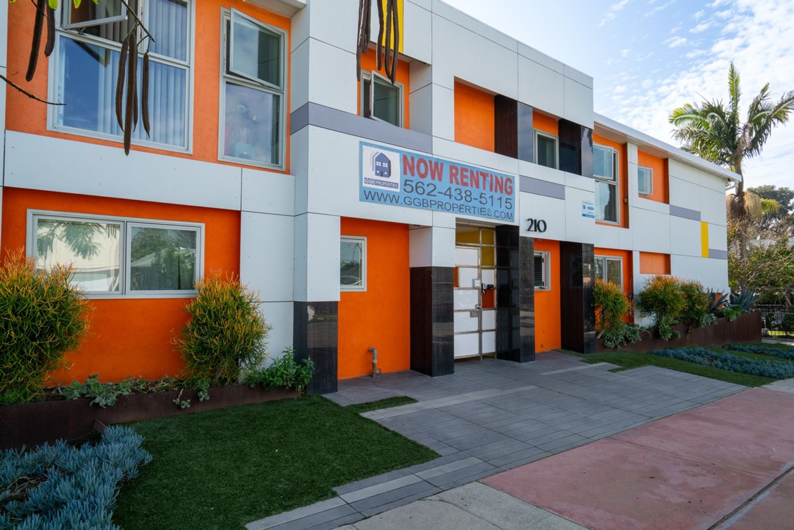Long Beach Apartment: 210 E 29th St