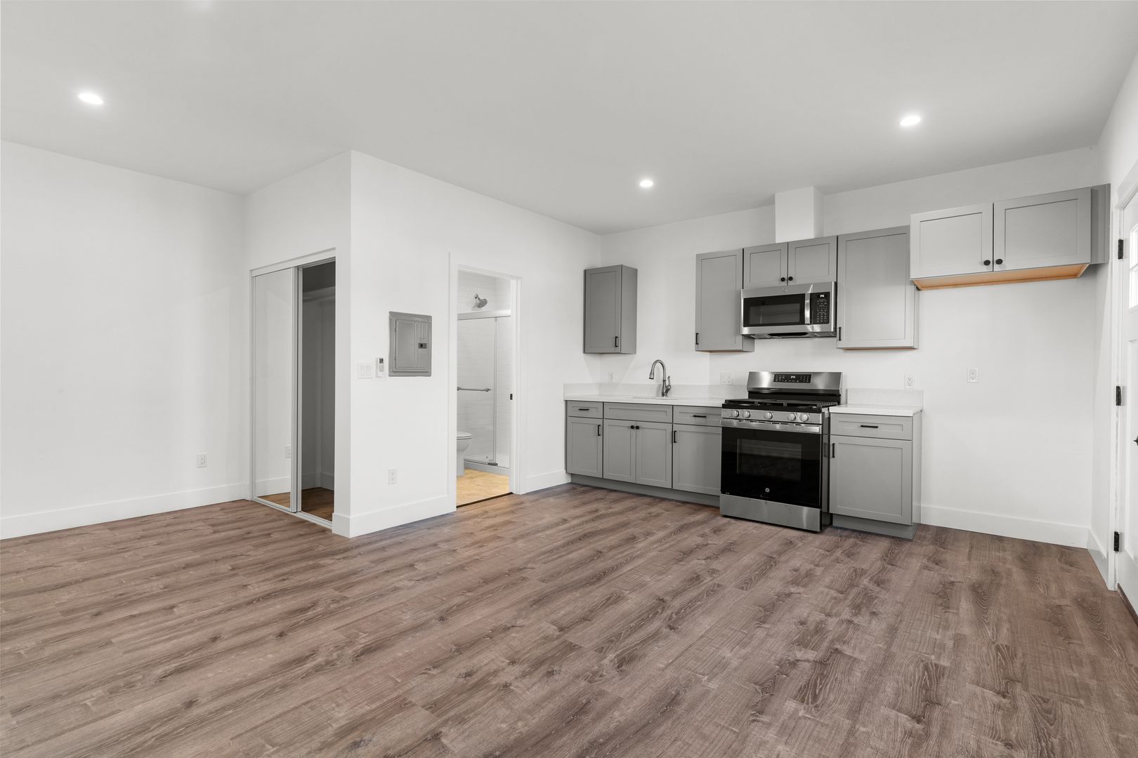 Long Beach Apartment: 3032 E 7th Street