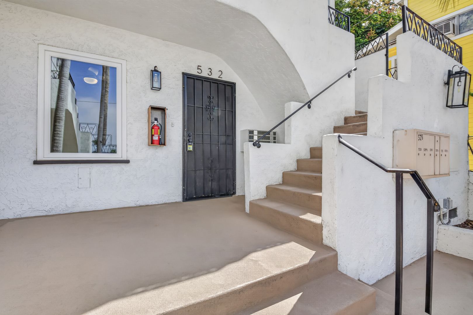 Long Beach Apartment: 526 Lime Avenue