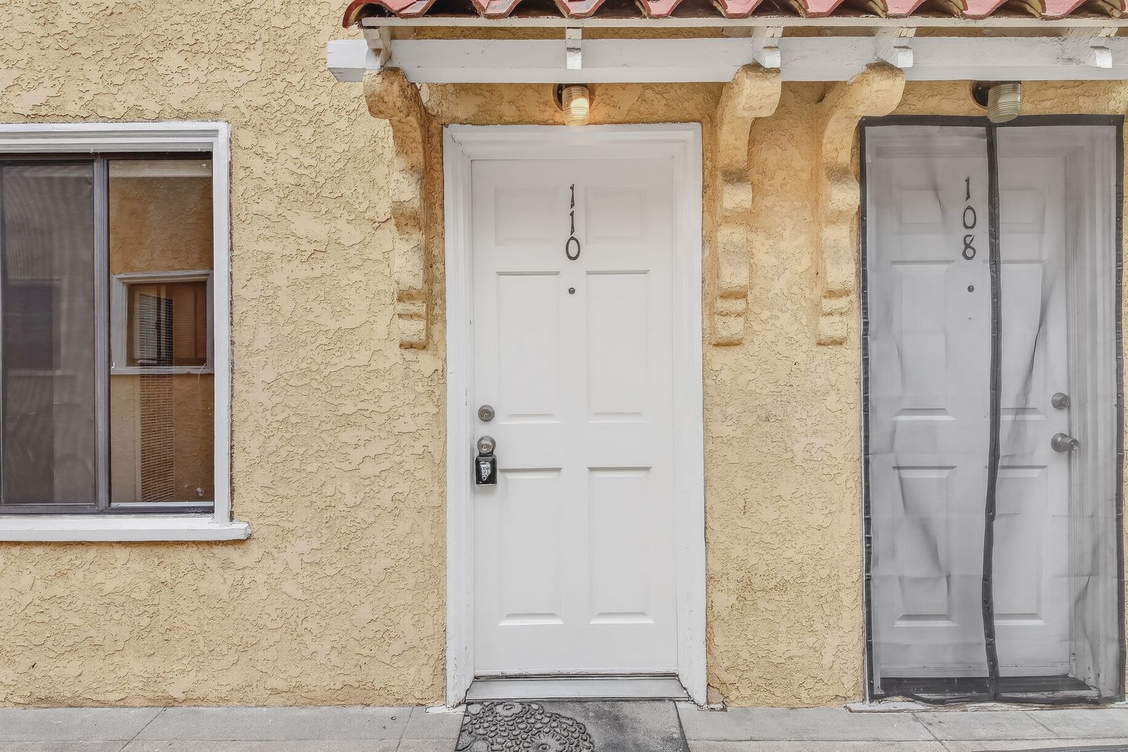 Long Beach Apartment: 1074 Obispo Ave
