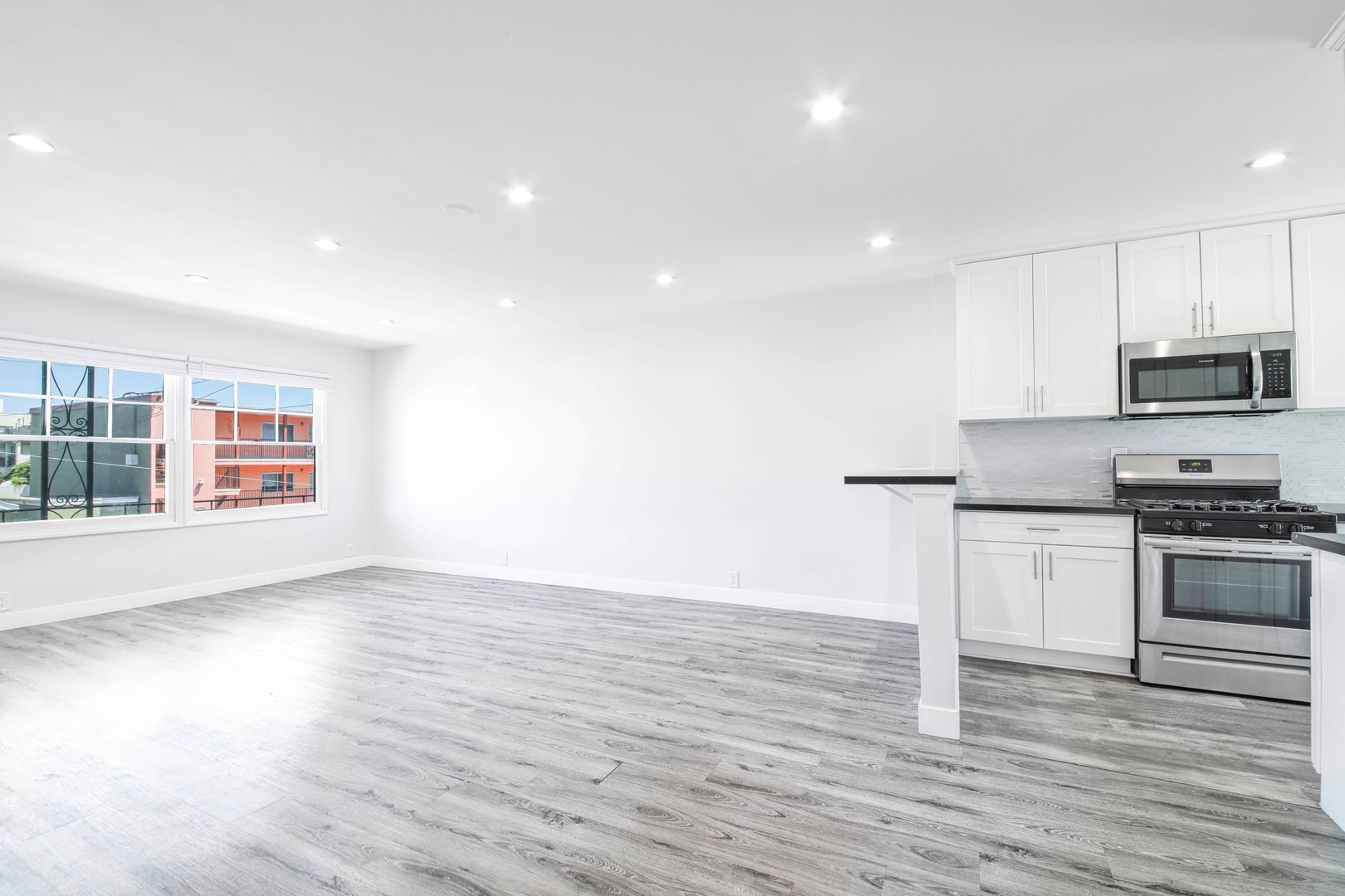 Long Beach Apartment: 241 Bonito Avenue
