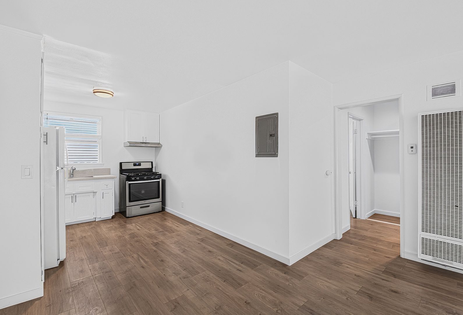 Long Beach Apartment: 1521 E 2nd Street