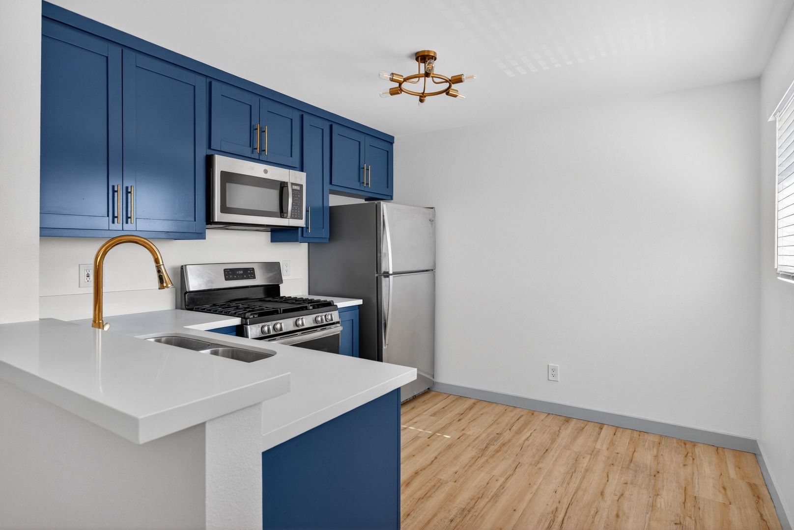 Long Beach Apartment: 921 Alamitos Ave.