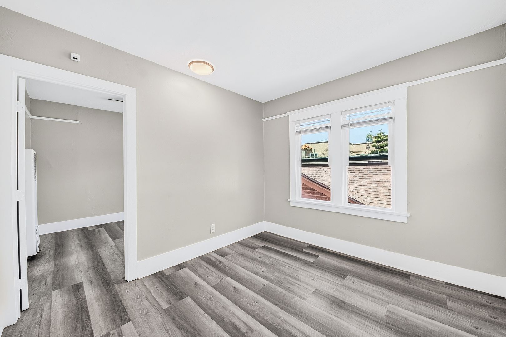 Long Beach Apartment: 1557 Pine Ave