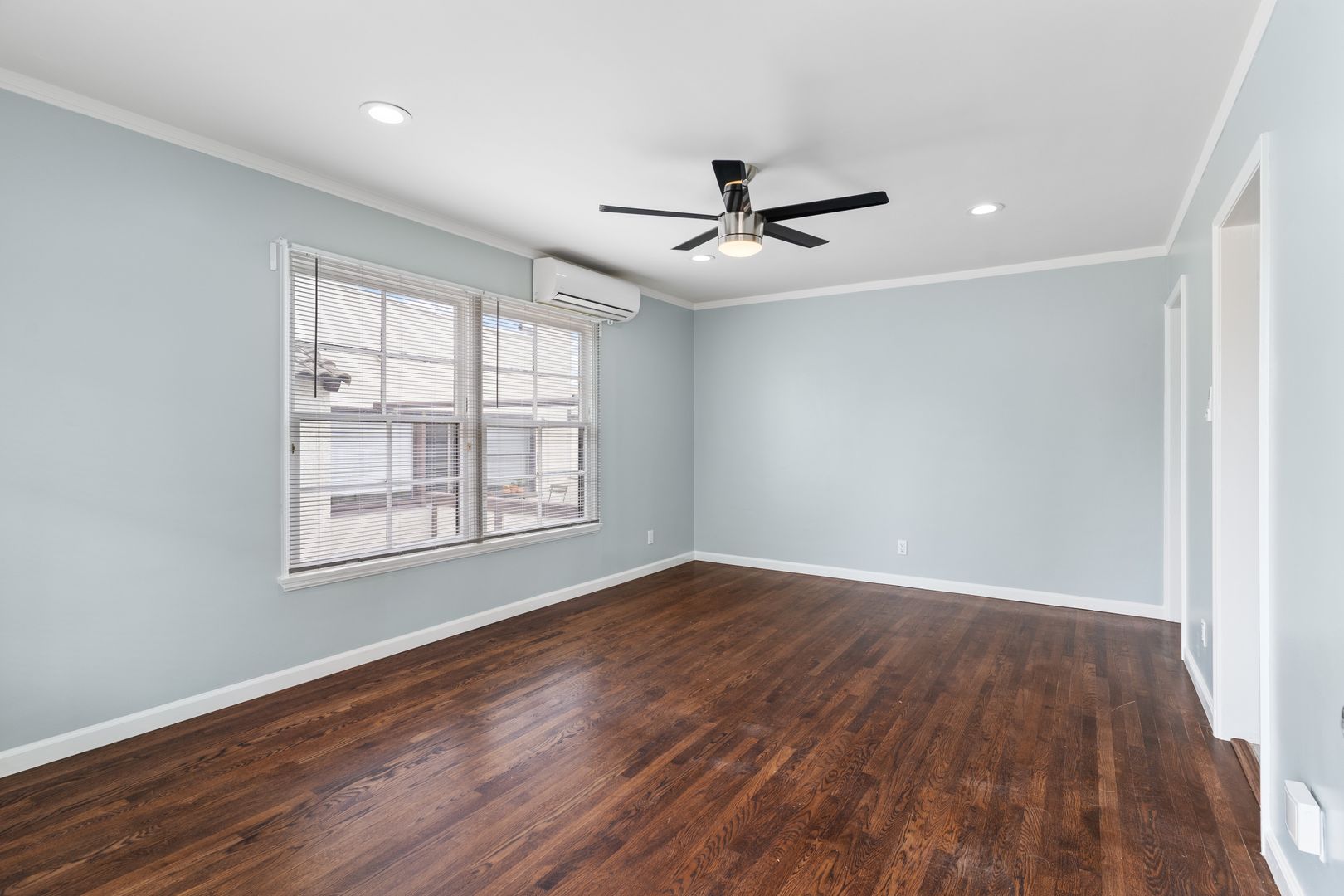 Long Beach Apartment: 2104 E Florida St