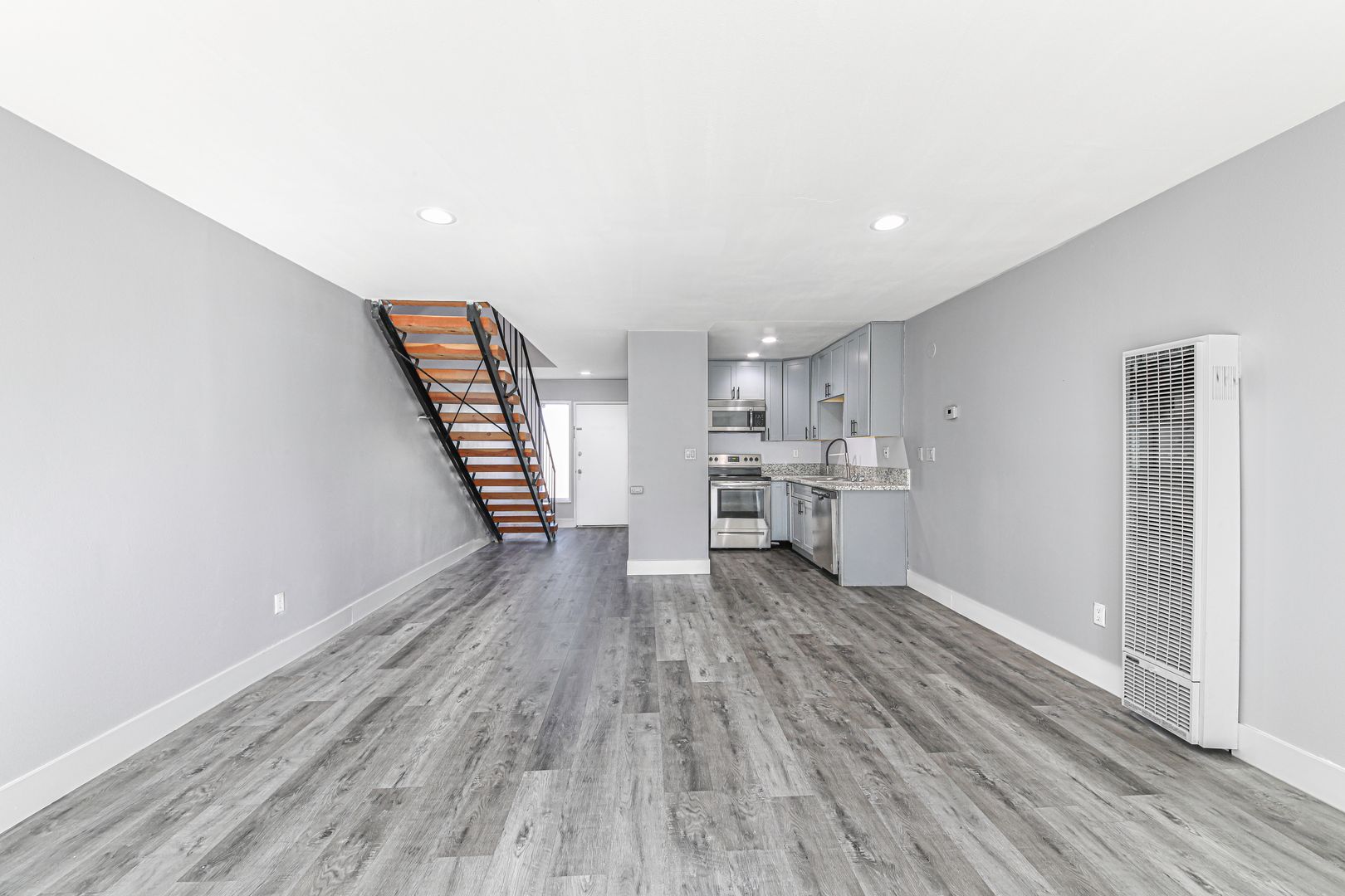 Garden Grove Apartment: 13392 Magnolia Street