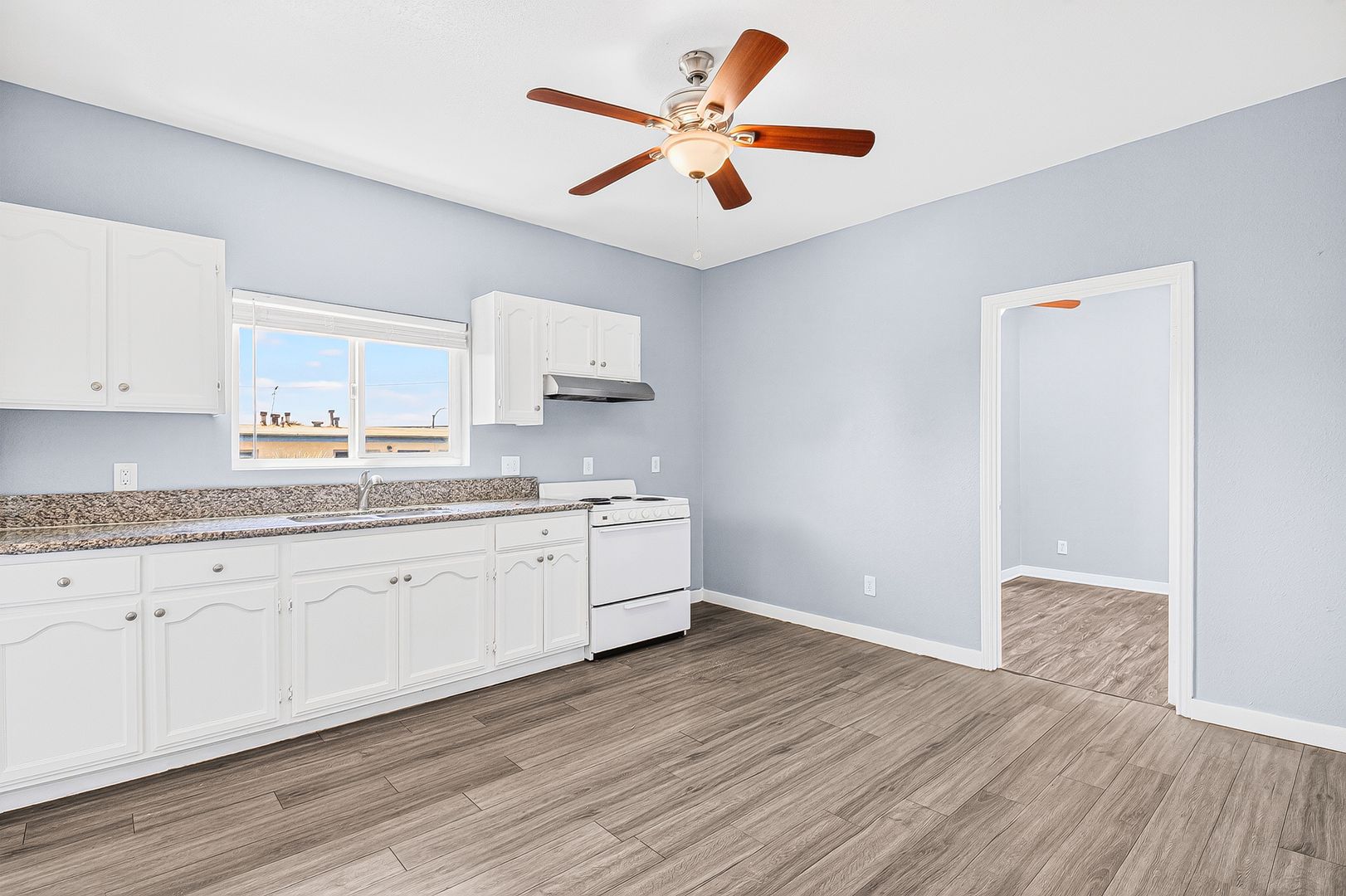 Long Beach Apartment: 2212 Myrtle Avenue