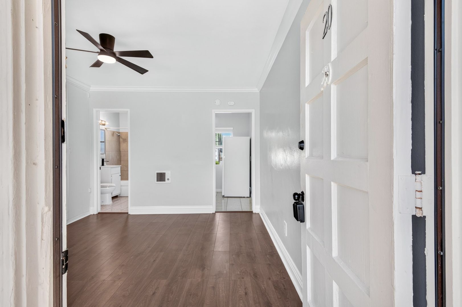 Long Beach Apartment: 904 Atlantic Ave
